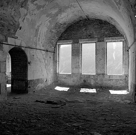 Fort supérieur. Casemates O. Premier étage. Vue intérieure d'une casemate. Remarquer, à la clef et à la naissance de la voûte, les tirants métalliques renforçant la construction.