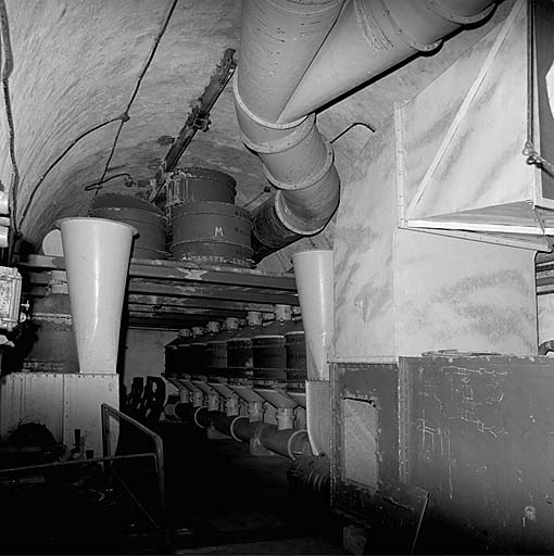 Salle de neutralisation. Au premier plan, aérorefroidisseur de l'ouvrage. Au fond, les deux batteries de filtres.