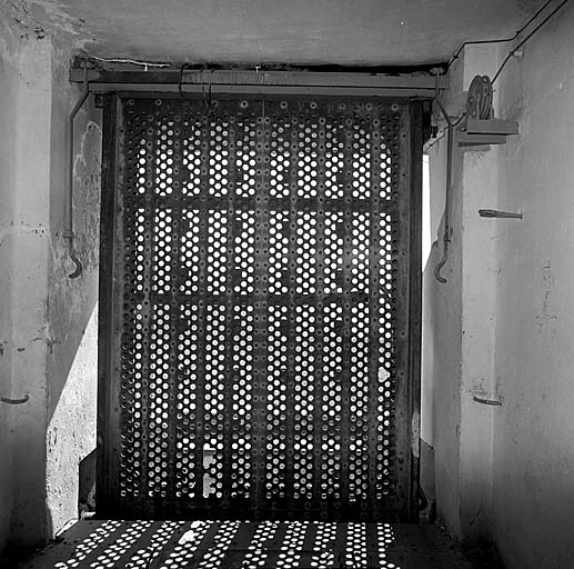 Bloc 1. Vue du pont-levis relevé prise de l'intérieur du hall d'entrée.