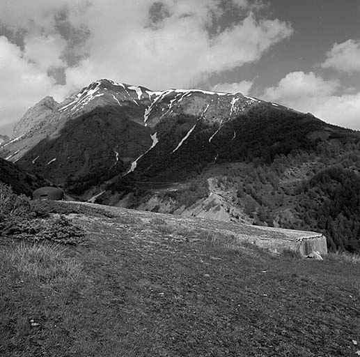 Bloc 5. Vue de dessus. Derrière, sommet de Roir Alp.