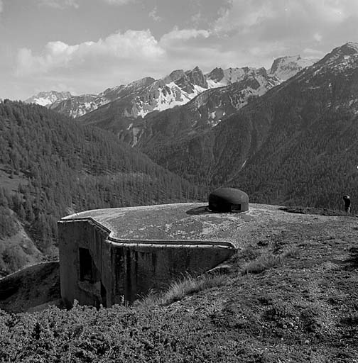 Bloc 5. Dessus. Au fond, vallée de l'Ubayette.