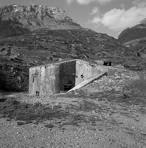 Vue arrière droite de l'ouvrage. Dans l'ombre, embrasure du mortier de 50 mm sous casemate flanquant vers l'Ubayette.