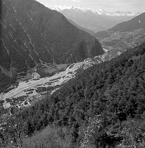 Vue plongeante sur la vallée de l'Ubaye prise du front sud de l'ouvrage.