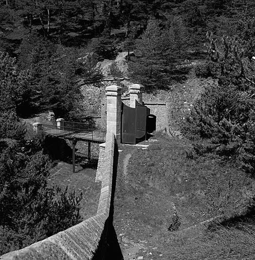 Saillant. Vue intérieure. A gauche, fossé et pont. Au centre, porte supérieure avec, à droite, la porte d'accès à l'aileron.