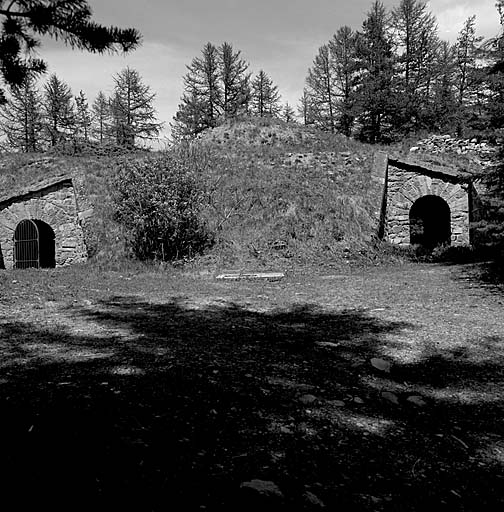 Front nord. A gauche, entrée de la descente de la caponnière. A droite, entrée du passage couvert vers le chemin de ronde. Vue prise du sud, de l'intérieur de l'ouvrage.