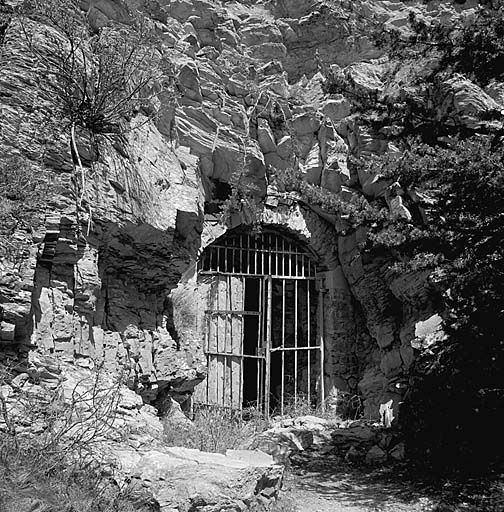 Sortie sud du tunnel et du magasin à poudre sous roc.