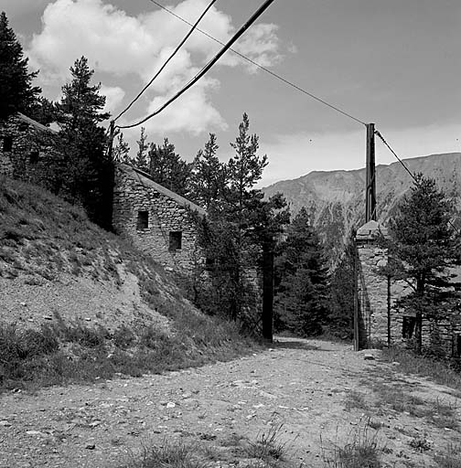 Avant-porte est, ménagée dans le mur de jonction avec le fort supérieur de Tournoux. Vue intérieure.