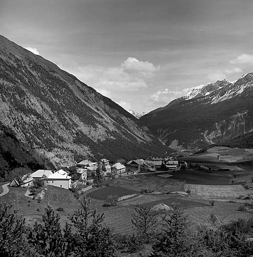 Le village de Tournoux et site du camp vus du nord-ouest. Au fond, la trouée de Meyronnes.