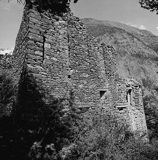 Vue extérieure du flanc droit. A droite, près de l'angle, poterne d'entrée.