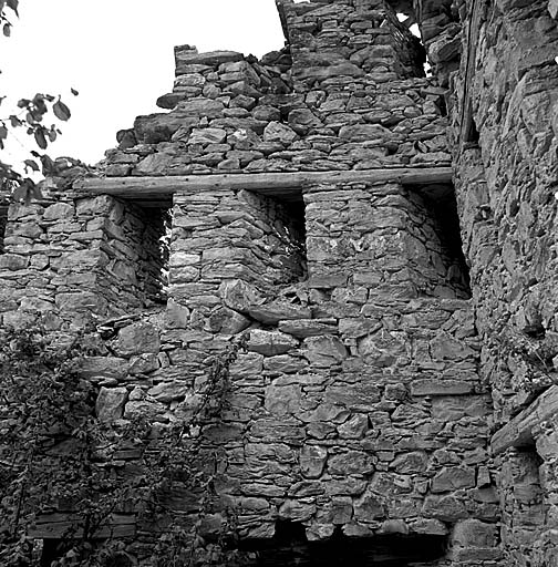 Vue intérieure de la face nord-ouest. Détail des créneaux verticaux.