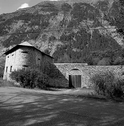 Tour réduit et portail d'entrée vus de l'extérieur, au sud-ouest.