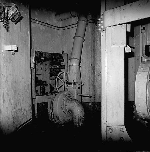 Bloc 5. Tourelle de 75-33. Etage inférieur : ventilateur d'extraction d'air vicié.