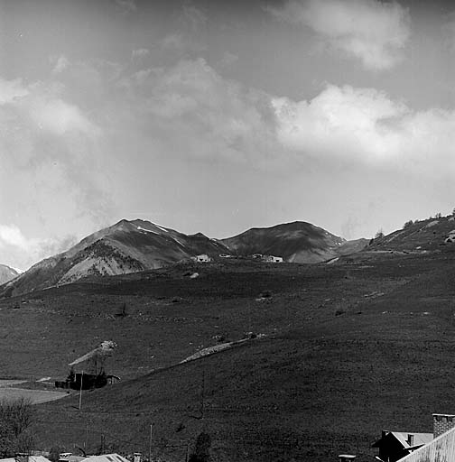 L'ouvrage, vue d'ensemble de l'avant prise du clocher de l'église de Larche. De gauche à droite : le bloc 2 (mitrailleuse), l'observatoire, l'emplacement du 47 antichar, et le bloc 3.