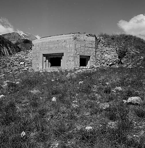 Vue rapprochée du bloc 2 prise sur l'avant gauche. A gauche, créneau de mitrailleuse, à droite, créneau de FM. remarquer les restes de la peinture de camouflage et les traces d'impacts de projectile. A l'arrière-plan, à gauche, crête et poste de la Duyère.