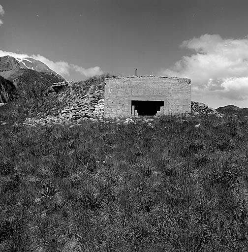 Bloc 3. Vue de face. A gauche, en retrait, emplacement du canon de 47.