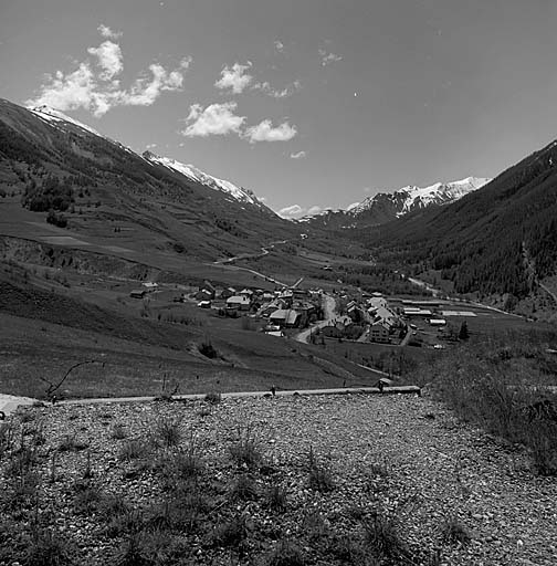 Le village de Larche vu des dessus du bloc 5. Au fond, le col.