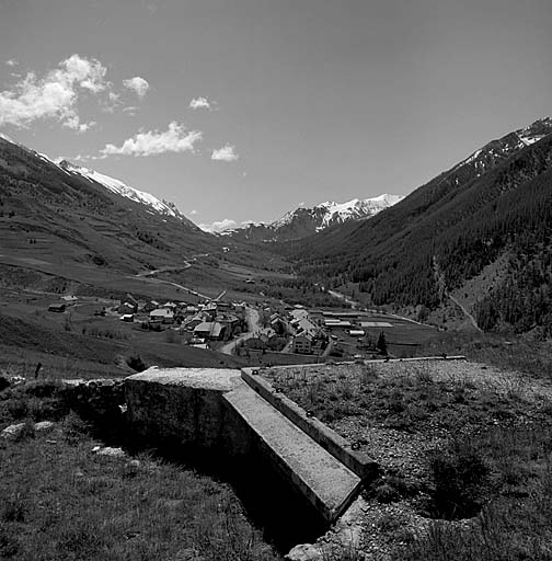 Le village de Larche vu du haut du bloc 5. Au fond, le col.