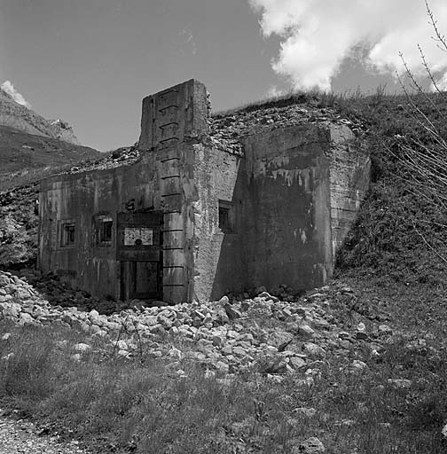 Vue du bloc 1 (entrée). A droite de la porte, échelons de l'entrée en puits par temps de neige (disparue).