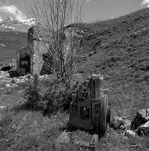 Près du bloc 1, vestiges d'un groupe électrogène.