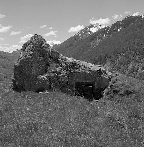 Blockaus du Colombier. Vue arrière. En bas à droite, entrée du blockhaus et boyau d'entrée.