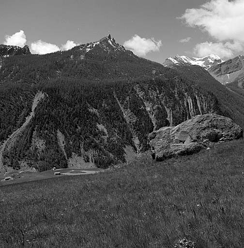 Blockaus du Colombier. Vue latérale gauche. En bas et à gauche, dessus de l'ouvrage de Larche.