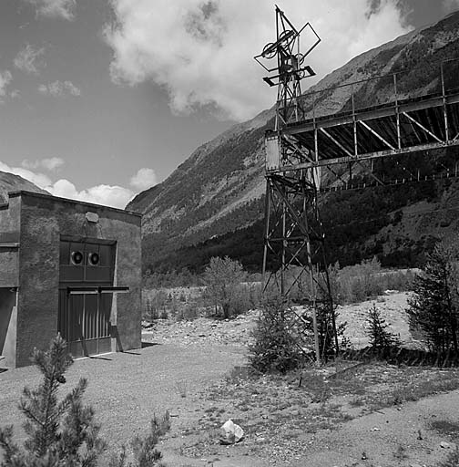 Téléphérique. Bâtiment de la recette inférieure et pont abri.