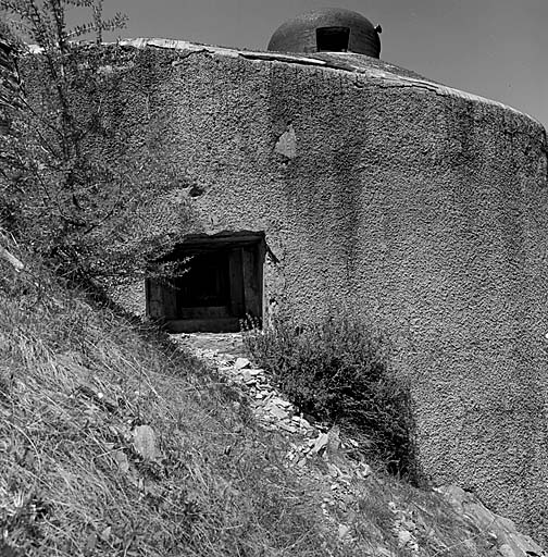 Bloc 6. Face sud-est, vue extérieure de la cloche et du créneau observatoire sous béton regardant le col de Larche.