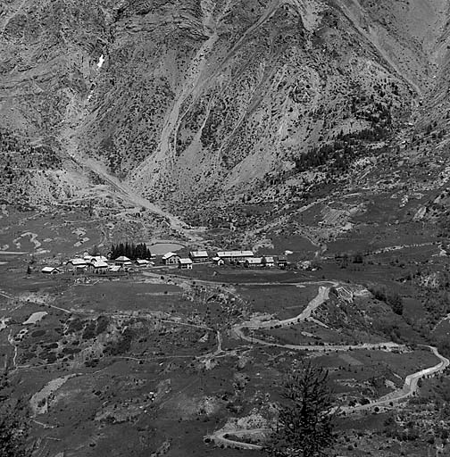 Le village de Saint-Ours vu depuis l'ouvrage de Roche la Croix. Au premier plan abri nord-ouest de Fontvive, au-dessus du village sur la droite : abri nord-est de Saint-Ours. Le long des chemins en bas à gauche : abris en fortification de campagne 1935-40. A l'arrière plan, le versant sud des Rochers de Saint-Ours.