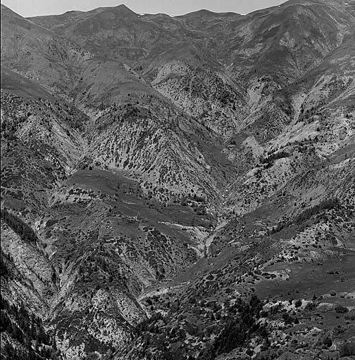 Le chemin d'accès de Saint-Ours à l'observatoire de Serre-la-Plate vu de Roche-la-Croix.