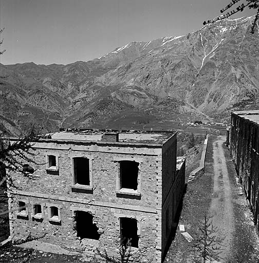 Vue du front de gorge. A gauche, l'infirmerie (003) (1931-1935), à droite, le bâtiment 002, casernement du temps de paix, constituée en partie par les casemates de l'ancienne redoute.