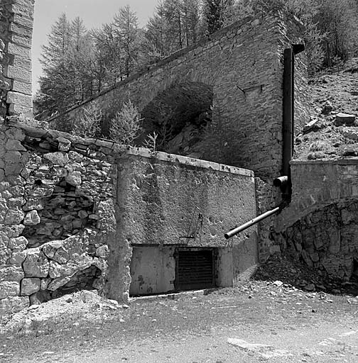 Bloc 7 (cheminée) et extrémité du fossé du flanc droit.