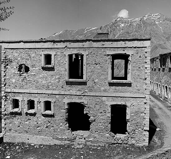 Casernement du temps de paix. Bâtiment 003 (infirmerie). Ensemble de la façade sud-ouest.