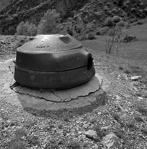 Tourelle démontable de gauche. Vue prise de l'avant. Dans le cercle, blockhaus de FM.