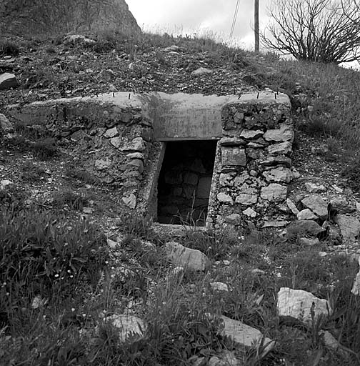 Entrée de la galerie d'accès à la tourelle démontable de gauche. Dans le linteau, remarquer, gravée, la date du 1er juin 1939.