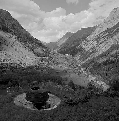 Tourelle démontable de droite. Vue générale prise de l'arrière en direction de la haute Ubaye. Au fond, au centre, le hameau de Saint-Antoine.