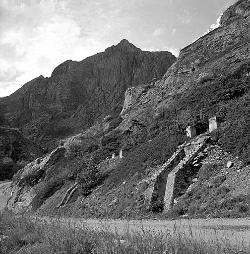 Entrées de l'abri inférieur le long de la route de Fouillouze.