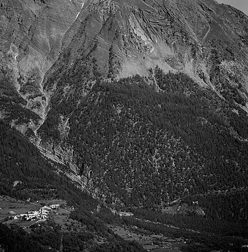 Vue d'ensemble prise du sud-est. A gauche, le village de Tournoux et partie du site du camp. A droite, la redoute ruinée.