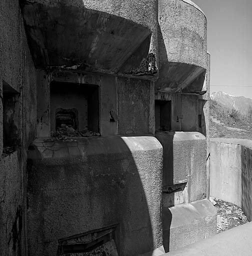 Bloc 5. Casemate de flanquement. Vue rapprochée prise de l'avant, avec les deux embrasures des mortiers de 75-31 et, au-dessous, dans le fossé diamant, les embrasures des mortiers de 81 mm.