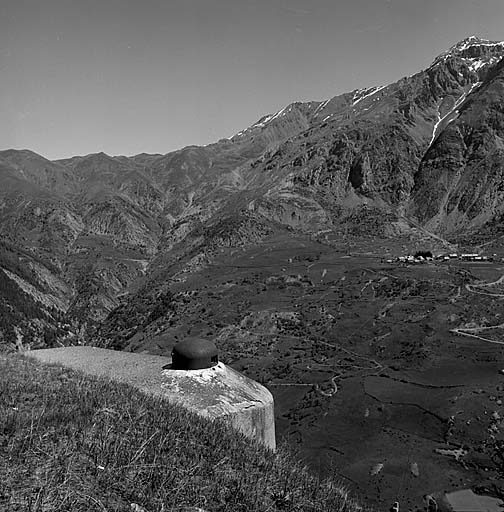 Versant nord-est de la vallée de l'Ubayette vu des dessus du bloc 6. A droite, le village de Saint-Ours et les rochers.