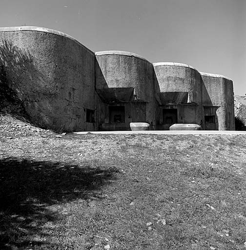 Bloc 5. Façade de la casemate de flanquement. Vue d'ensemble.