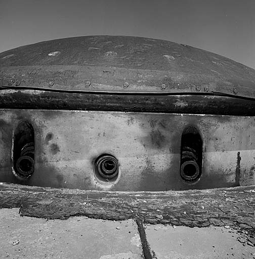 Bloc 5. Vue rapprochée de la tourelle de 75-33 en batterie. Au centre, créneau de la lunette de tir direct, encadrée par les embrasures des bouches à feu.