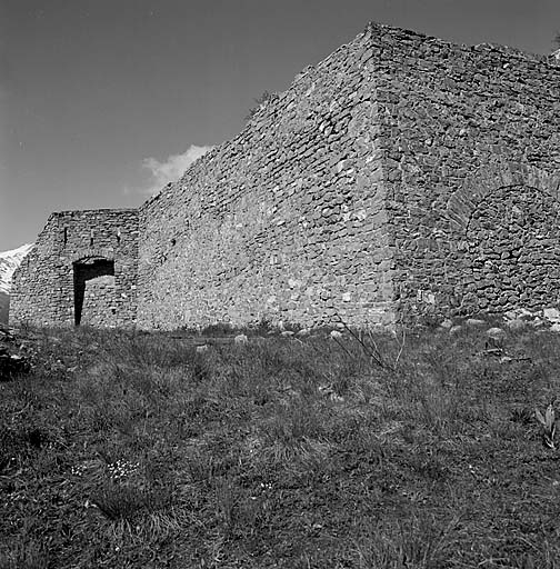 Vue partielle oblique du front de tête. A droite, bastionnet de gauche surmonté, au saillant, du poste optique.