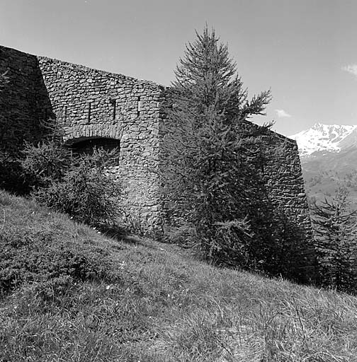 Saillant arrière gauche. Vue extérieure prise du nord.