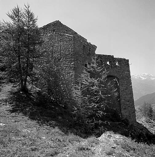 Saillant arrière gauche. Vue extérieure prise de l'ouest.