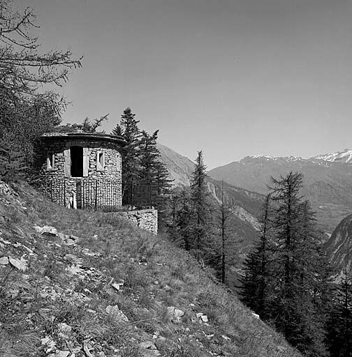 Le poste. Derrière, Tête de Cassoun et site de la batterie de Vallon Claus. Au fond, crêtes de la région du col de Vars.