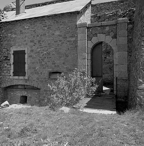 Vue générale de l'entrée et aile droite du casernement.