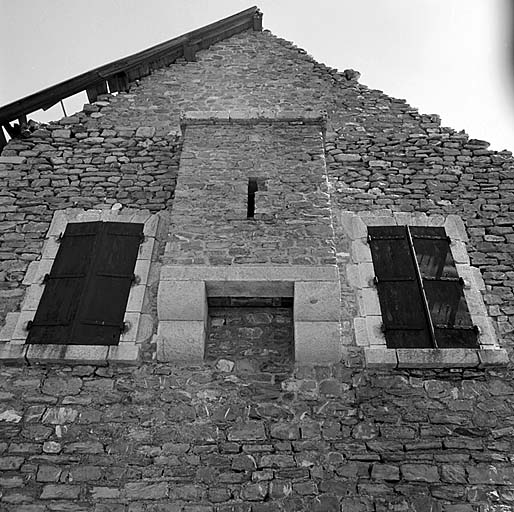 Casernement. Avant-corps. Façade sud-ouest. Vue rapprochée.