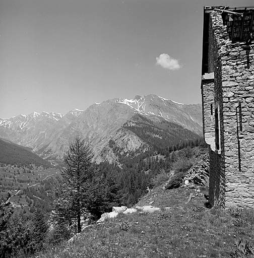 Vue sur la vallée du Parpaillon. Au centre, massif de la tête de l'Infernet et du Vallon Claus. Au premier plan, avant-corps du casernement.