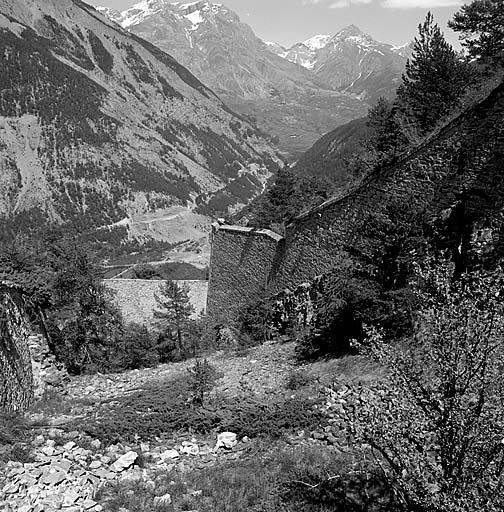 Fort supérieur. Escarpe et fossé de la face 1-2. A l'arrière-plan, les rochers de Saint-Ours.