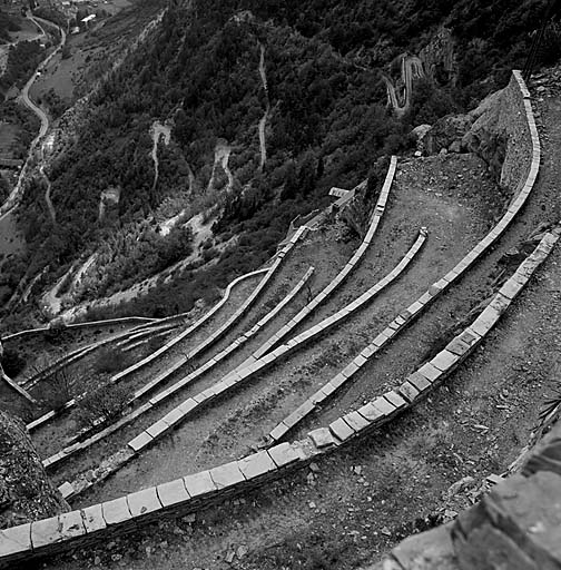 Fort moyen. Vue plongeante des rampes de jonction avec le fort supérieur. Au second plan, rampes de la route d'accès au fort moyen.